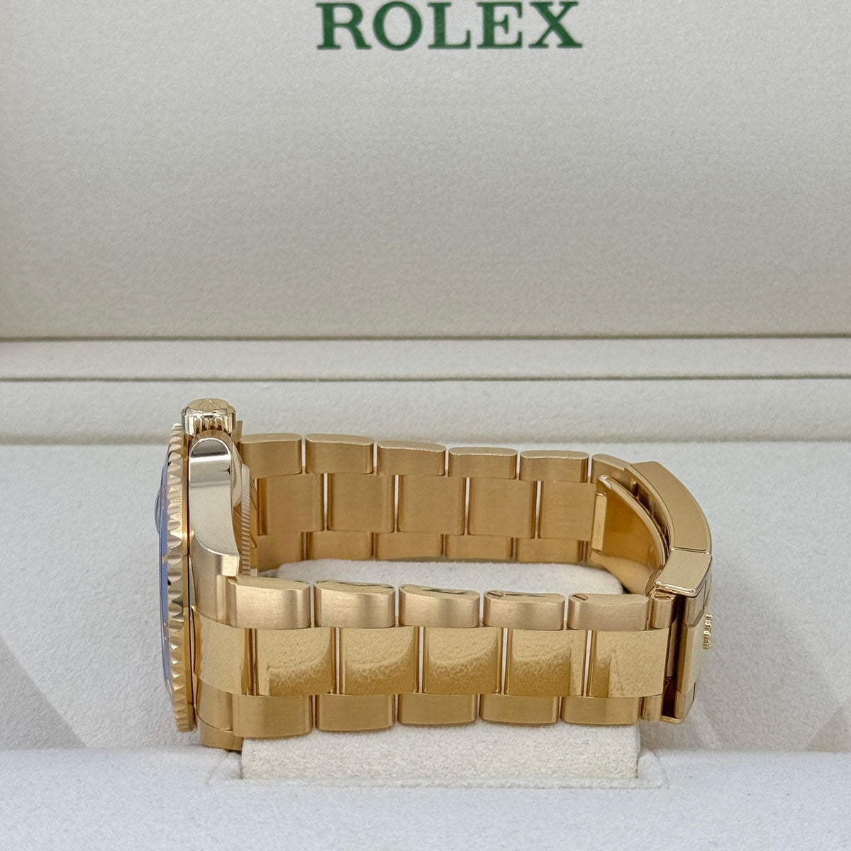 Submariner Date, 18k Yellow Gold, 41mm, Ref# 126618lb-0002